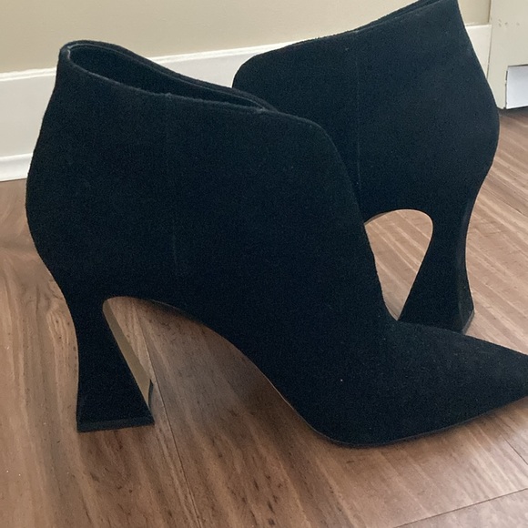 Stunning Vince Camuto Suede shoes - Picture 2 of 4